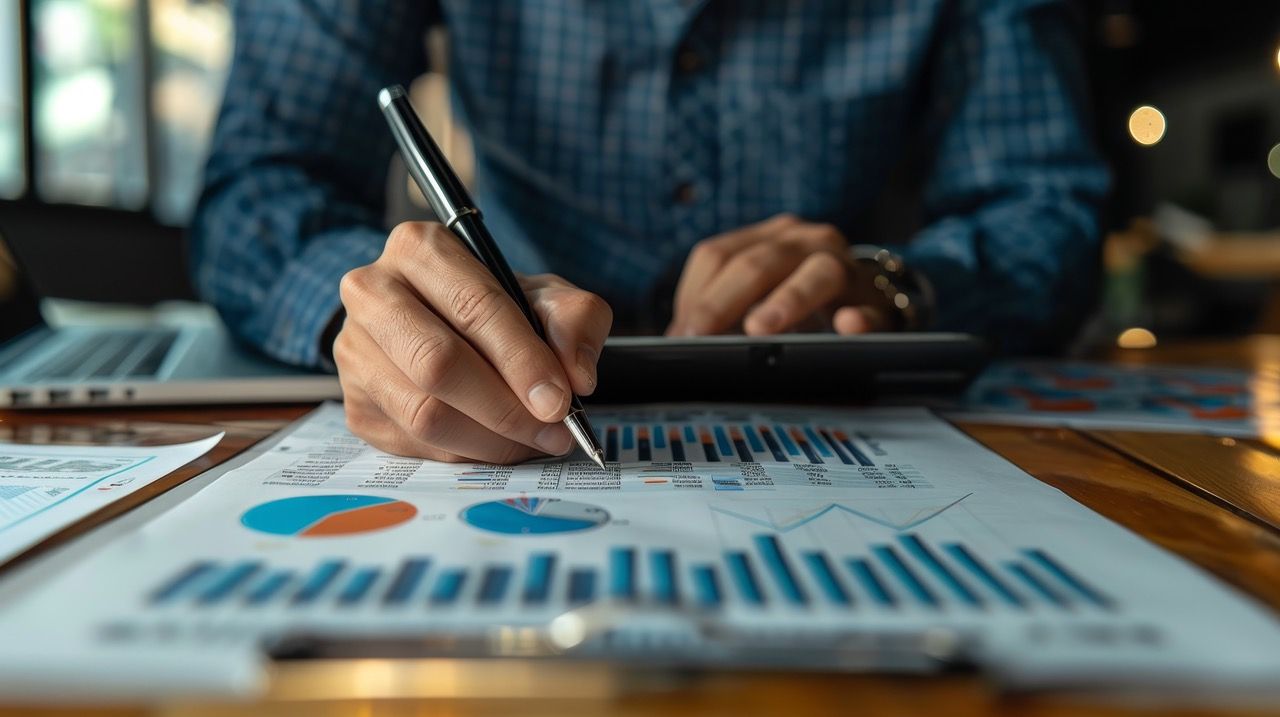Quando si parla di investimenti, la parola d’ordine è “diversificazione”. Ma non basta “mettere le uova in più panieri”: è fondamentale anche capire quando e dove spostarle, a seconda delle condizioni di mercato. Qui entra in gioco un concetto affascinante e molto usato dai professionisti: il portafoglio rotazionale.